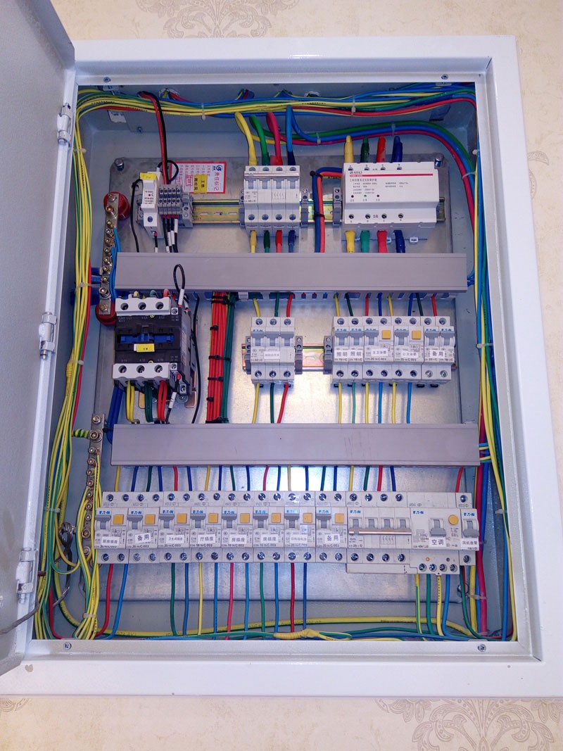 配電箱三相電入戶及控制按鈕的規(guī)范布局與管理